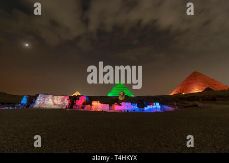 Le piramidi di Giza e della Sfinge illuminata di notte Foto Stock