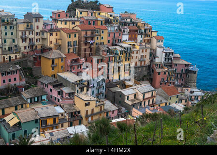 L'Italia, Manarola - 13 Aprile 2019: il colorato villaggio di Monterosso. Monterosso è uno dei cinque Cinque Terre attrazioni di viaggio Foto Stock