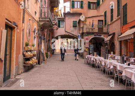 L'Italia, Monterosso - 12 Aprile 2019: alcune persone sono a piedi giù per la strada di Monterosse, Cinque Terre Liguria Foto Stock