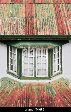 Close-up di un tradizionale edificio in legno facciata con finestre chiuse e tetto di lamiera ondulata in Sagada Città, Provincia di montagna, Filippine. Foto Stock