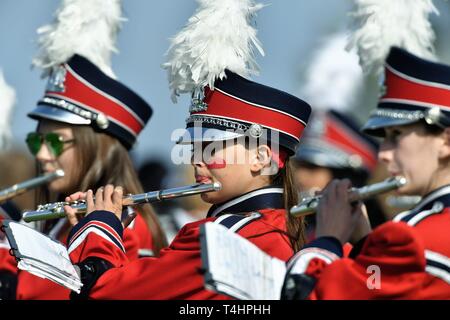 Band di musicisti, nel pieno uniforme, eseguire durante un di-prestazioni sul campo. Stati Uniti d'America. Foto Stock