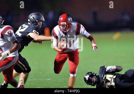 Supportato da un certo numero di blocchi a chiave, un atteggiamento difensivo corre torna una intercettazione per un touchdown. Stati Uniti d'America. Foto Stock