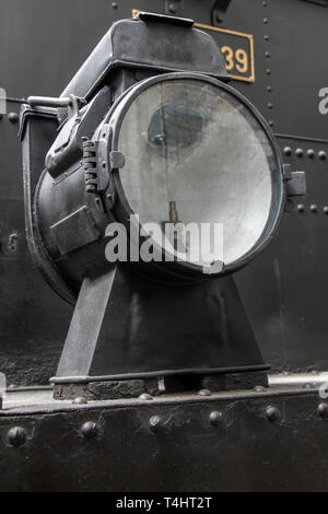 Vecchia lampadina sulla locomotiva a vapore. Retrò la luce nella parte anteriore del treno. Foto Stock