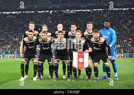 Torino, Italia. Xvi Apr, 2019. Calcio: Champions League, knockout round, quarti di finale, la seconda gamba, Juventus Torino - Ajax Amsterdam. I giocatori di Ajax stanno insieme prima che il gioco per una foto di gruppo. Credito: Antonio Polia/dpa/Alamy Live News Foto Stock