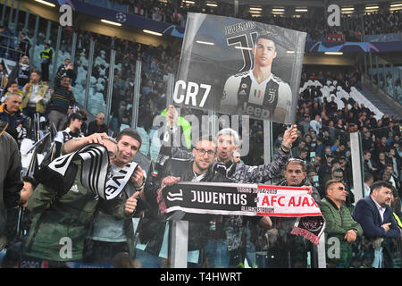 Torino, Italia. Xvi Apr, 2019. Calcio: Champions League, knockout round, quarti di finale, la seconda gamba, Juventus Torino - Ajax Amsterdam. I fan della Juventus nelle gabbie. Credito: Antonio Polia/dpa/Alamy Live News Foto Stock