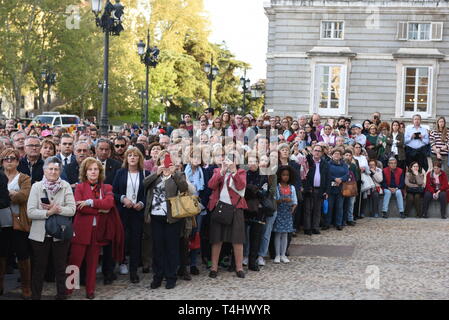 Madrid, Madrid, Spagna. Xvi Apr, 2019. I fedeli sono visibili durante il "Cristo de Los Alabarderos' processione in Madrid.Cristo de Los Alabarderos processione, noto anche come la processione di spagnolo Royal Guard, ha avuto luogo il martedì santo e nel buon venerdì a Madrid. I penitenti portato una statua di Gesù Cristo da 'De las Fuerzas Armadas' chiesa a 'Reale' palace nel centro di Madrid e il Venerdì Santo penitenti sarà marzo in retromarcia, questa è stata celebrata dal 1753 ed è uno dei più importanti processioni della Settimana Santa in Madrid. (Credito Immagine: © Jorge Sanz/SOPA immagini via ZUMA Foto Stock