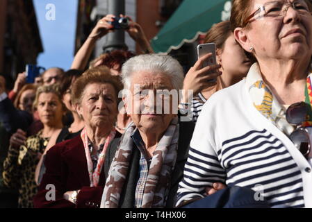 Madrid, Madrid, Spagna. Xvi Apr, 2019. I fedeli sono visibili durante il "Cristo de Los Alabarderos' processione in Madrid.Cristo de Los Alabarderos processione, noto anche come la processione di spagnolo Royal Guard, ha avuto luogo il martedì santo e nel buon venerdì a Madrid. I penitenti portato una statua di Gesù Cristo da 'De las Fuerzas Armadas' chiesa a 'Reale' palace nel centro di Madrid e il Venerdì Santo penitenti sarà marzo in retromarcia, questa è stata celebrata dal 1753 ed è uno dei più importanti processioni della Settimana Santa in Madrid. (Credito Immagine: © Jorge Sanz/SOPA immagini via ZUMA Foto Stock