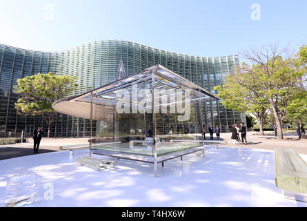 Tokyo, Giappone. Xvi Apr, 2019. Un bicchiere realizzato in stile Giapponese casa da tè "Kou-un', disegnato dall'artista giapponese Tokujin Yoshioka è visualizzata in corrispondenza del suolo del National Art Center di Tokyo ad una anteprima di stampa su Martedì, 16 aprile 2019. La casa del tè che fu costruito una prima volta nel 2015 e precedentemente situato a Kyoto sarà visualizzato per il pubblico dal 17 aprile a maggio 10. Credito: Yoshio Tsunoda/AFLO/Alamy Live News Foto Stock