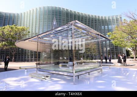 Tokyo, Giappone. Xvi Apr, 2019. Un bicchiere realizzato in stile Giapponese casa da tè "Kou-un', disegnato dall'artista giapponese Tokujin Yoshioka è visualizzata in corrispondenza del suolo del National Art Center di Tokyo ad una anteprima di stampa su Martedì, 16 aprile 2019. La casa del tè che fu costruito una prima volta nel 2015 e precedentemente situato a Kyoto sarà visualizzato per il pubblico dal 17 aprile a maggio 10. Credito: Yoshio Tsunoda/AFLO/Alamy Live News Foto Stock