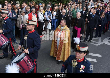 I sacerdoti di "Cristo de Los Alabarderos' fratellanza sono visibili durante il "Cristo de Los Alabarderos' processione in Madrid. Cristo de Los Alabarderos processione, noto anche come la processione di spagnolo Royal Guard, ha avuto luogo il martedì santo e nel buon venerdì a Madrid. I penitenti portato una statua di Gesù Cristo da 'De las Fuerzas Armadas' chiesa a 'Reale' palace nel centro di Madrid e il Venerdì Santo penitenti sarà marzo in retromarcia, questa è stata celebrata dal 1753 ed è uno dei più importanti processioni della Settimana Santa in Madrid. Foto Stock