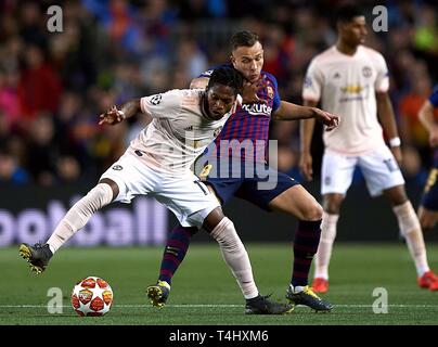 Barcellona, Spagna. Xvi Apr, 2019. FC Barcellona è Arthur Melo (C) sistema VIES con il Manchester United Fred (L) durante la UEFA Champions League quarti seconda gamba partita di calcio tra FC Barcelona e Manchester United a Barcellona, Spagna, il 16 aprile 2019. Barcellona ha vinto 3-0 e entrato nella semifinale con un punteggio totale di 4-0. Credito: Joan Gosa/Xinhua/Alamy Live News Foto Stock