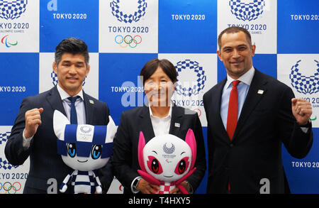 Pechino, Giappone. Xvi Apr, 2019. La Kosei Inoue, capo allenatore del Giappone del national team judo, Rita Utsugi, capo allenatore del Giappone della Nazionale femminile softball team, e Koji Murofushi, Tokyo 2020 Direttore Sportivo, (da L a R) costituiscono per le foto durante una conferenza stampa annunciando la dettagliata Tokyo 2020 la competizione olimpica pianificare in Tokyo, Giappone, il 16 aprile 2019. Credito: Shen Honghui/Xinhua/Alamy Live News Foto Stock