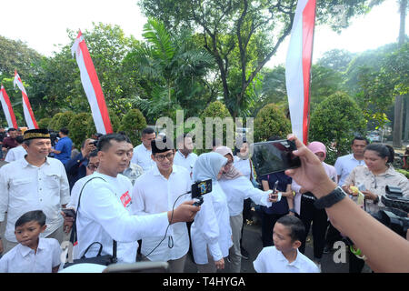 Di Giacarta, a Jakarta, Indonesia. Xvii Apr, 2019. JAKARTA, Indonesia - 17 aprile: Sandiaga Onu, indonesiano vice presidente candidato dopo la votazione per il presidente e i membri del Parlamento durante il 2019 Indonesia elezioni il 17 aprile 2019 a Giacarta, Indonesiaa. Indonesia elezioni seguita da 192 milioni di elettori scegliere 245.000 i candidati per le posizioni del presidente e parlamentare e nazionale parliametary locali. Credito: Sijori Immagini/ZUMA filo/Alamy Live News Foto Stock