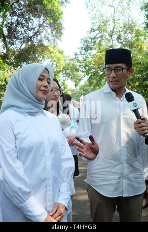 Di Giacarta, a Jakarta, Indonesia. Xvii Apr, 2019. JAKARTA, Indonesia - 17 aprile: Sandiaga Onu, indonesiano vice presidente candidato dopo la votazione per il presidente e i membri del Parlamento durante il 2019 Indonesia elezioni il 17 aprile 2019 a Giacarta, Indonesiaa. Indonesia elezioni seguita da 192 milioni di elettori scegliere 245.000 i candidati per le posizioni del presidente e parlamentare e nazionale parliametary locali. Credito: Sijori Immagini/ZUMA filo/Alamy Live News Foto Stock