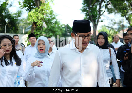 Di Giacarta, a Jakarta, Indonesia. Xvii Apr, 2019. JAKARTA, Indonesia - 17 aprile: Sandiaga Onu, indonesiano vice presidente candidato dopo la votazione per il presidente e i membri del Parlamento durante il 2019 Indonesia elezioni il 17 aprile 2019 a Giacarta, Indonesiaa. Indonesia elezioni seguita da 192 milioni di elettori scegliere 245.000 i candidati per le posizioni del presidente e parlamentare e nazionale parliametary locali. Credito: Sijori Immagini/ZUMA filo/Alamy Live News Foto Stock