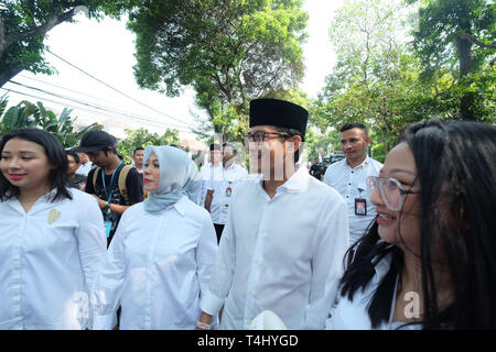 Di Giacarta, a Jakarta, Indonesia. Xvii Apr, 2019. JAKARTA, Indonesia - 17 aprile: Sandiaga Onu, indonesiano vice presidente candidato dopo la votazione per il presidente e i membri del Parlamento durante il 2019 Indonesia elezioni il 17 aprile 2019 a Giacarta, Indonesiaa. Indonesia elezioni seguita da 192 milioni di elettori scegliere 245.000 i candidati per le posizioni del presidente e parlamentare e nazionale parliametary locali. Credito: Sijori Immagini/ZUMA filo/Alamy Live News Foto Stock