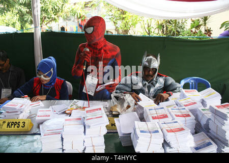 (190417) -- Surabaya, 17 aprile 2019 (Xinhua) -- i funzionari di polling vestito come cartoon figure opera in corrispondenza di una stazione di polling in Surabaya, Indonesia, 17 aprile 2019. Gli elettori in Indonesia ha iniziato a votare il mercoledì come stazioni di polling aperto nella parte orientale del vasto paese-arcipelago per eleggere il presidente e i membri del parlamento. (Xinhua/Kurniawan) Foto Stock