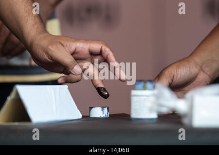 Jakarta, Indonesia. Xvii Apr, 2019. Un elettore di ottenere il suo dito inchiostrato in corrispondenza di una stazione di polling in Jakarta, Indonesia, 17 aprile 2019. Gli elettori in Indonesia ha iniziato a votare il mercoledì come stazioni di polling aperto nella parte orientale del vasto paese-arcipelago per selezionare un nuovo presidente e membri del parlamento. Credit: Veri Sanovri/Xinhua/Alamy Live News Foto Stock