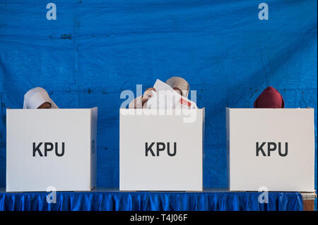 Jakarta, Indonesia. Xvii Apr, 2019. Le donne esprimano il loro voto in corrispondenza di una stazione di polling in Jakarta, Indonesia, 17 aprile 2019. Gli elettori in Indonesia ha iniziato a votare il mercoledì come stazioni di polling aperto nella parte orientale del vasto paese-arcipelago per selezionare un nuovo presidente e membri del parlamento. Credit: Veri Sanovri/Xinhua/Alamy Live News Foto Stock