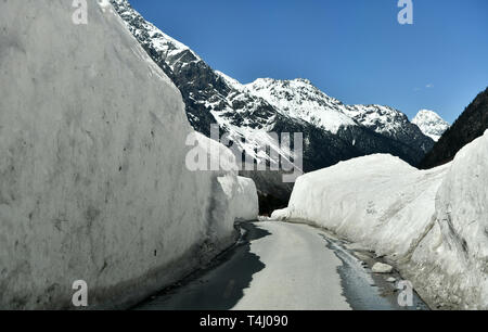 (190417) -- LHASA, 17 aprile 2019 (Xinhua) -- foto scattata sul 11 aprile 2019 mostra la strada pulita dopo la valanga di Medog County, Nyingchi città del sud-ovest della Cina di regione autonoma del Tibet. Medog, significato "secret Lotus' in lingua tibetana, si trova a Nyingchi del sudest del Tibet. Essendo sulla parte inferiore raggiunge di Yarlung Zangbo River e il sud dell'Himalaya, Medog County vanta incredibili paesaggi naturali grazie alla sua splendida posizione geografica. Prima il traffico aperto, la gente non poteva arrivare in Medog tranne per la deambulazione. Arrivare in e fuori di Medog era un pericoloso jour Foto Stock