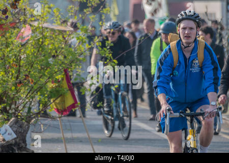 Londra, Regno Unito. 17 apr 2019. I pendolari hanno la unusal esperienza di passaggio il nuovo ponte con vegetazione - Mattina su Waterloo Bridge vede il camp sveglio e pendolari rendono il loro progresso a piedi e in bicicletta attraverso il fiume - Giorno 3 - i manifestanti dalla ribellione di estinzione blocco più giunzioni a Londra come parte della loro protesta in corso alla domanda di azione da parte del governo del Regno Unito sulle "clima chrisis'. L'azione è parte di un internazionale coordinato di protesta. Credito: Guy Bell/Alamy Live News Foto Stock