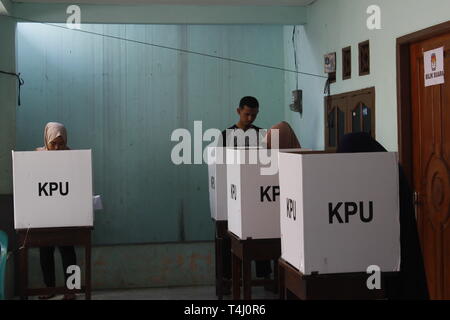 A est di Giacarta, a Jakarta, Indonesia. Xvii Apr, 2019. Gli elettori indonesiano colata visto i loro voti ad un seggio elettorale durante le elezioni generali.indonesiani eleggono il presidente e il vice presidente nonché i membri della Camera dei Rappresentanti, Rappresentante Regionale e del consiglio provinciale e consigli comunali. Credito: Risa Krisadhi SOPA/images/ZUMA filo/Alamy Live News Foto Stock