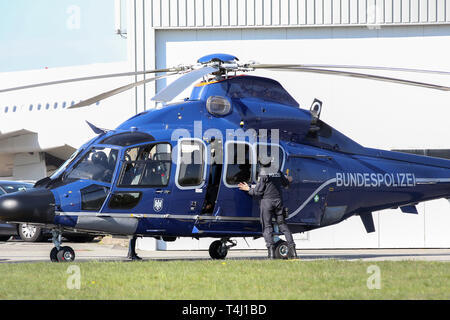 Amburgo, Germania. Xvii Apr, 2019. Un elemento di sospetto della milizia terroristica si è seduto a bordo di un elicottero della polizia federale presso l'aeroporto di Amburgo. Il piano sarà in grado di volare il sospetto di Karlsruhe, dove un giudice istruttore presso l'Alta Corte federale deciderà in merito all'esecuzione della detenzione in attesa di processo. Credito: Bodo segna/dpa/Alamy Live News Foto Stock