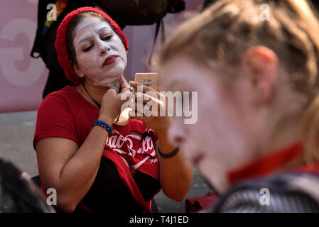 Oxford Circus, Londra, Regno Unito. Xvii Apr, 2019. La Ribellione di estinzione il cambiamento climatico manifestanti cominciano il loro terzo giorno. Credito: Matteo Chattle/Alamy Live News Foto Stock