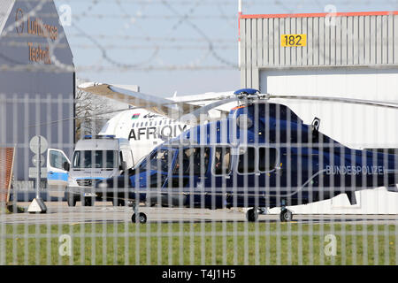 Amburgo, Germania. Xvii Apr, 2019. Un elemento di sospetto della milizia terroristica si è seduto a bordo di un elicottero della polizia federale presso l'aeroporto di Amburgo. Il piano sarà in grado di volare il sospetto di Karlsruhe, dove un giudice istruttore presso l'Alta Corte federale deciderà in merito all'esecuzione della detenzione in attesa di processo. Credito: Bodo segna/dpa/Alamy Live News Foto Stock