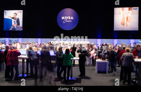 Amburgo, Germania. Xvii Apr, 2019. Gli azionisti partecipare alla riunione generale annuale di Beiersdorf AG in Hamburg exhibition halls. (A LUNGO Velocità otturatore tiro) Credito: Christian Charisius/dpa/Alamy Live News Foto Stock