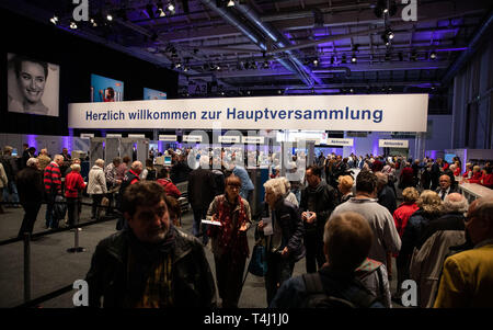 Amburgo, Germania. Xvii Apr, 2019. Gli azionisti partecipare alla riunione generale annuale di Beiersdorf AG negli spazi espositivi. Credito: Christian Charisius/dpa/Alamy Live News Foto Stock