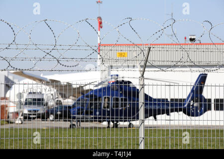 Amburgo, Germania. Xvii Apr, 2019. Un elemento di sospetto della milizia terroristica si è seduto a bordo di un elicottero della polizia federale presso l'aeroporto di Amburgo. Il piano sarà in grado di volare il sospetto di Karlsruhe, dove un giudice istruttore presso l'Alta Corte federale deciderà in merito all'esecuzione della detenzione in attesa di processo. Credito: Bodo segna/dpa/Alamy Live News Foto Stock