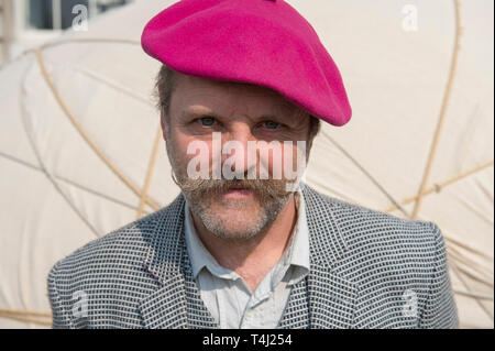 Londra, Regno Unito. Il 17 aprile, 2019. Un gigantesco uovo di bronzo scultura, "oeuvre', da Gavin Turk (nella foto), è svelato al Somerset House. Il bronzo uovo è inteso come un punto di partenza e di ispirazione per i fotografi di tutto il mondo a collaborare con Gavin su un ambizioso programma di installazione pubblica per la fotografia di Londra, intitolato 'Gavin Turk - Ritratto di un uovo". Tutto ciò che è necessario per prendere parte è una digitale dispositivo fotografico con cui registrare i propri "Ritratto di un uovo. Credito: Malcolm Park/Alamy Live News. Foto Stock