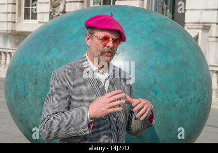 Londra, Regno Unito. Il 17 aprile, 2019. Un gigantesco uovo di bronzo scultura, "oeuvre', da Gavin Turk (nella foto), è svelato al Somerset House. Il bronzo uovo è inteso come un punto di partenza e di ispirazione per i fotografi di tutto il mondo a collaborare con Gavin su un ambizioso programma di installazione pubblica per la fotografia di Londra, intitolato 'Gavin Turk - Ritratto di un uovo". Tutto ciò che è necessario per prendere parte è una digitale dispositivo fotografico con cui registrare i propri "Ritratto di un uovo. Credito: Malcolm Park/Alamy Live News. Foto Stock