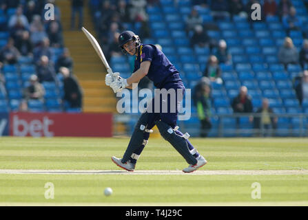 Emerald Headingley Stadium, Leeds, West Yorkshire, Regno Unito. Il 17 aprile 2019. Yorkshire Harry Brooks pipistrelli durante il Royal London un giorno Cup Match Yorkshire Viking vs Leicestershire Volpi di smeraldo Headingley Stadium, Leeds, West Yorkshire. Credito: Touchlinepics/Alamy Live News Foto Stock