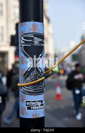 Oxford Circus, Londra, Regno Unito. Xvii Apr, 2019. La Ribellione di estinzione il cambiamento climatico manifestanti cominciano il loro terzo giorno. Credito: Matteo Chattle/Alamy Live News Foto Stock