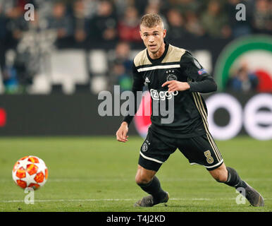 TORINO, calcio,16-04-2019, Allianz Stadium . Champions League quarti di finale della seconda gamba Juventus - Ajax. Lettore Ajax Daley Sinkgraven sulla sfera del gioco durante la partita Juventus - Ajax (1-2). Foto Stock