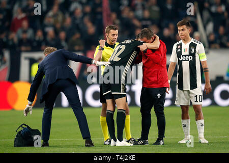 TORINO, calcio,16-04-2019, Allianz Stadium . Champions League quarti di finale della seconda gamba Juventus - Ajax. Lettore Ajax Noussair Mazraoui (C) ferito durante la partita Juventus - Ajax (1-2). Foto Stock