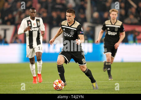 TORINO, calcio,16-04-2019, Allianz Stadium . Champions League quarti di finale della seconda gamba Juventus - Ajax. Lettore Ajax Dusan Tadic (C) sulla sfera del gioco durante la partita Juventus - Ajax (1-2). Foto Stock