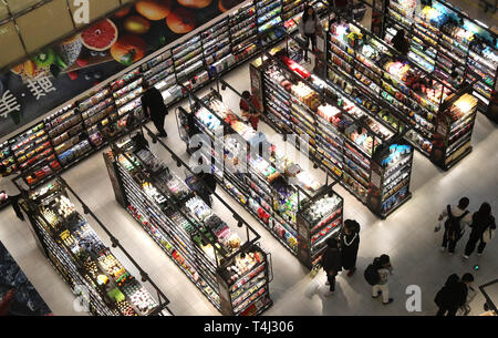 Pechino, Cina. Xv Apr, 2019. Il consumatore a scegliere il cibo in un supermercato a Shanghai in Cina orientale, Aprile 15, 2019. Credito: Chen Fei/Xinhua/Alamy Live News Foto Stock