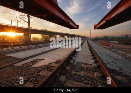 Pechino, Cina. Xv Apr, 2019. Costruttori di Cina Ferrovia Ufficio XII Gruppo azionare la macchina per laici tracce presso il cantiere per la costruzione della sezione Liying del Beijing-Xiongan ferroviaria intercity, 15 aprile 2019. Credito: Xing Guangli/Xinhua/Alamy Live News Foto Stock