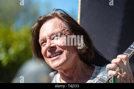 17 aprile 2019, Bassa Sassonia, Lüneburg: Jürgen Drews, cantante pop, sorrisi a un evento stampa nella parte anteriore del "Rote Rosen' Studios. Cantante pop Jürgen Drews dà una valutazione prestazioni alla ARD telenovela "Rote Rosen"; egli potrà giocare se stesso. Foto: Philipp Schulze/dpa Foto Stock