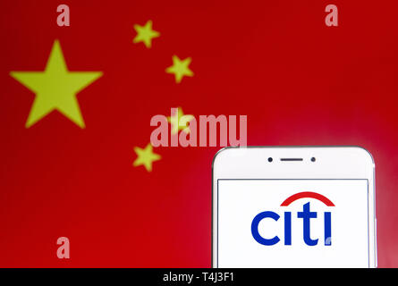 6 aprile 2019 - Hong Kong - In questa foto illustrazione di una multinazionale americana della banca di investimento e servizi finanziari corporation Citigroup o logo di Citi è visto su un androide dispositivo mobile con la Repubblica popolare di Cina bandiera in background. (Credito Immagine: © Budrul Chukrut/SOPA immagini via ZUMA filo) Foto Stock