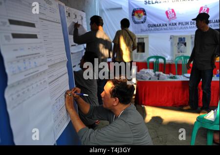 Jakarta. Xvii Apr, 2019. Elettorale Indonesiana volontari contano voti in corrispondenza di una stazione di polling di Jakarta, Indonesia, Aprile. 17, 2019. Urne per eleggere Indonesia il presidente e i parlamentari chiuso tra il vasto paese-arcipelago di mercoledì. Credito: Xinhua/Alamy Live News Foto Stock