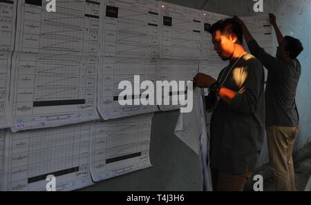 Jakarta. Xvii Apr, 2019. Elettorale Indonesiana volontari contano voti in corrispondenza di una stazione di polling di Jakarta, Indonesia, Aprile. 17, 2019. Urne per eleggere Indonesia il presidente e i parlamentari chiuso tra il vasto paese-arcipelago di mercoledì. Credito: Xinhua/Alamy Live News Foto Stock