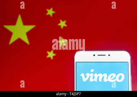 6 aprile 2019 - Hong Kong - In questa illustrazione della foto di un video-sharing di siti e applicazioni web Vimeo logo è visibile su un androide dispositivo mobile con la Repubblica popolare di Cina bandiera in background. (Credito Immagine: © Budrul Chukrut/SOPA immagini via ZUMA filo) Foto Stock