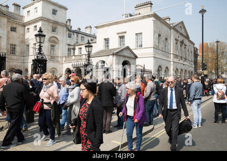 Londra, Regno Unito. Xvii Apr, 2019. Persone godetevi il sole splendente su Horesguards Parade, Londra, che si prevede di proseguire oltre il fine settimana di Pasqua con temperature in aumento di 23C. Credito: Keith Larby/Alamy Live News Foto Stock