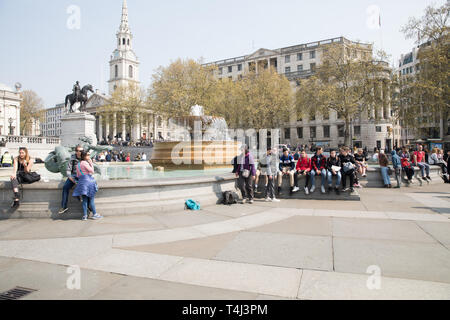 Londra, Regno Unito. Xvii Apr, 2019. Persone godetevi il sole splendente su Trafalgar Square di Londra, che dovrebbe continuare durante il weekend di Pasqua con temperature in aumento di 23C. Credito: Keith Larby/Alamy Live News Foto Stock