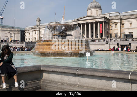 Londra, Regno Unito. Xvii Apr, 2019. Persone godetevi il sole splendente su Trafalgar Square di Londra, che dovrebbe continuare durante il weekend di Pasqua con temperature in aumento di 23C. Credito: Keith Larby/Alamy Live News Foto Stock