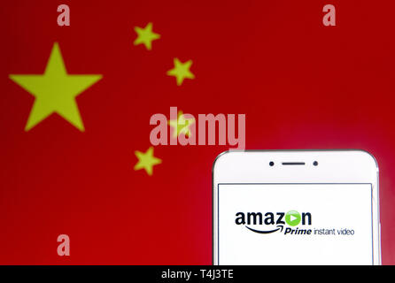 6 aprile 2019 - Hong Kong - In questa illustrazione della foto di un Internet americana servizio video on demand di proprietà di società Amazon, Amazon, il logo è visibile su un androide dispositivo mobile con la Repubblica popolare di Cina bandiera in background. (Credito Immagine: © Budrul Chukrut/SOPA immagini via ZUMA filo) Foto Stock